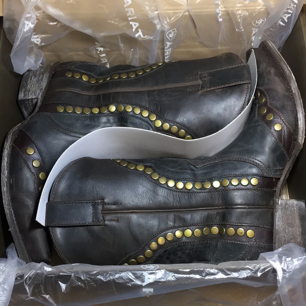 Idyllwind Two-tone Leather Cowboy Western Snip Toe Boots w Studs, 10” Shaft, 8.5